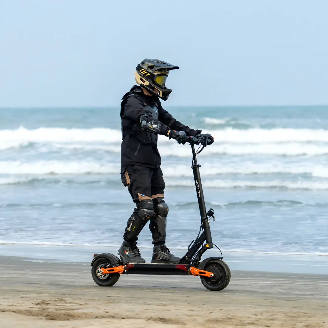Video laden: Outdoor test footage of Joyor T10 heavy-duty electric scooter with fully protected rider at beach
