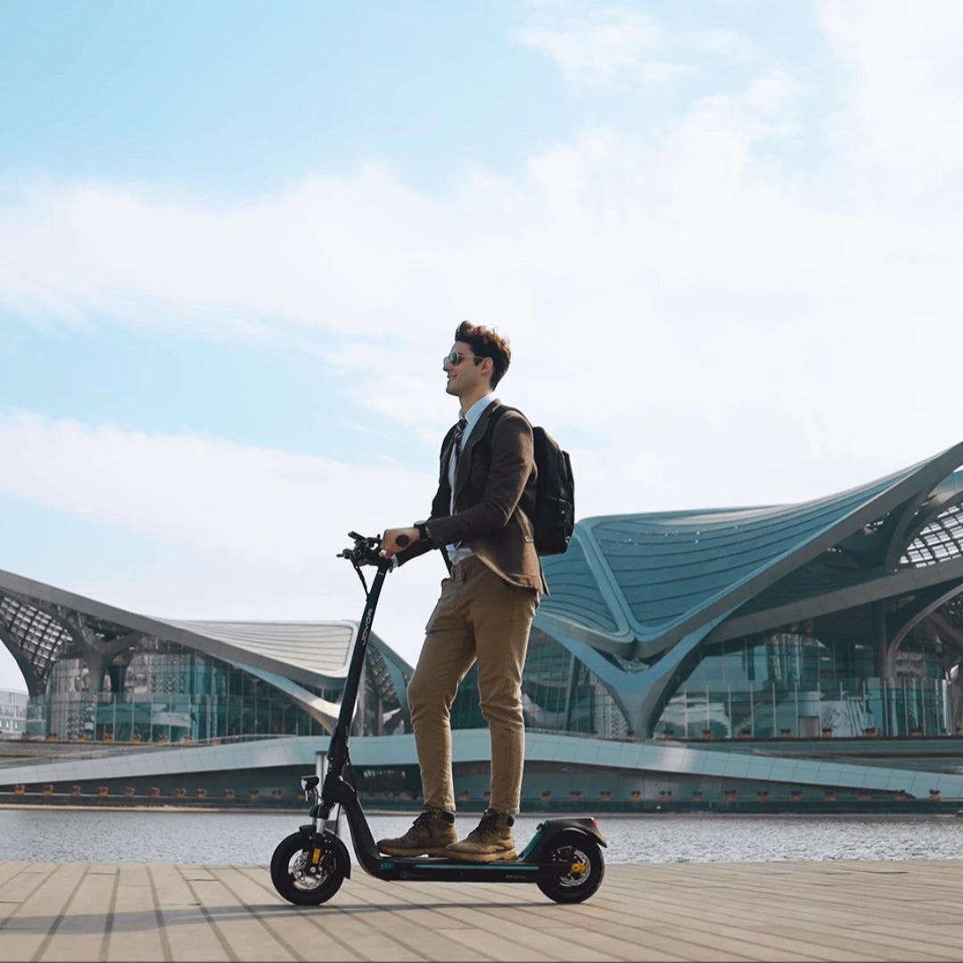 Video laden: Joyor C10 electric scooter city commuting test drive, showing foldable design and smooth urban riding performance